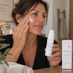 Femme de 45 ans à la peau sèche appliquant la crème hydratante INTENSINE Pech Cerciat